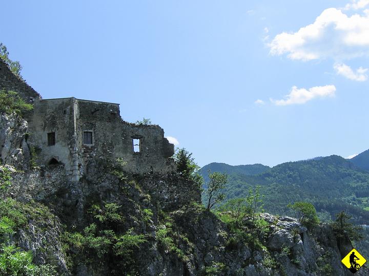 Karta1_ 093.jpg - Cel osiągnięty. Coś tam w Klamm. Dokładniej to kościół i ruiny czegoś na kszałt zamku na skale. Gdyby było lepiej zachowane to rewelka, a tak to wspomnienie.